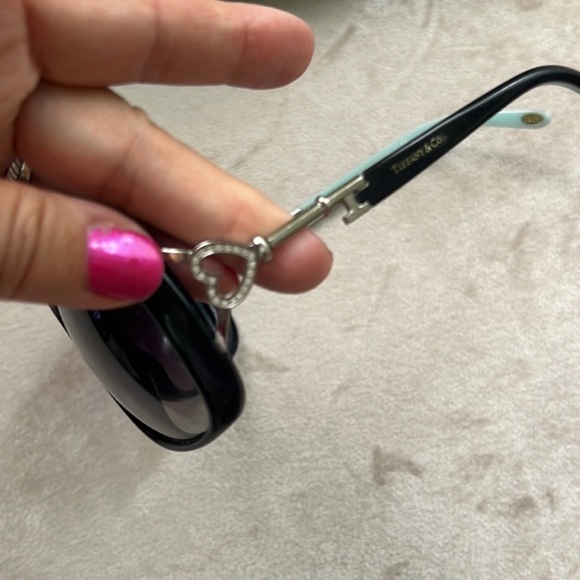 *Tiffany & Co* Oversized Sunglasses w/Heart Skeleton Key Side Accents - Picture 6 of 11